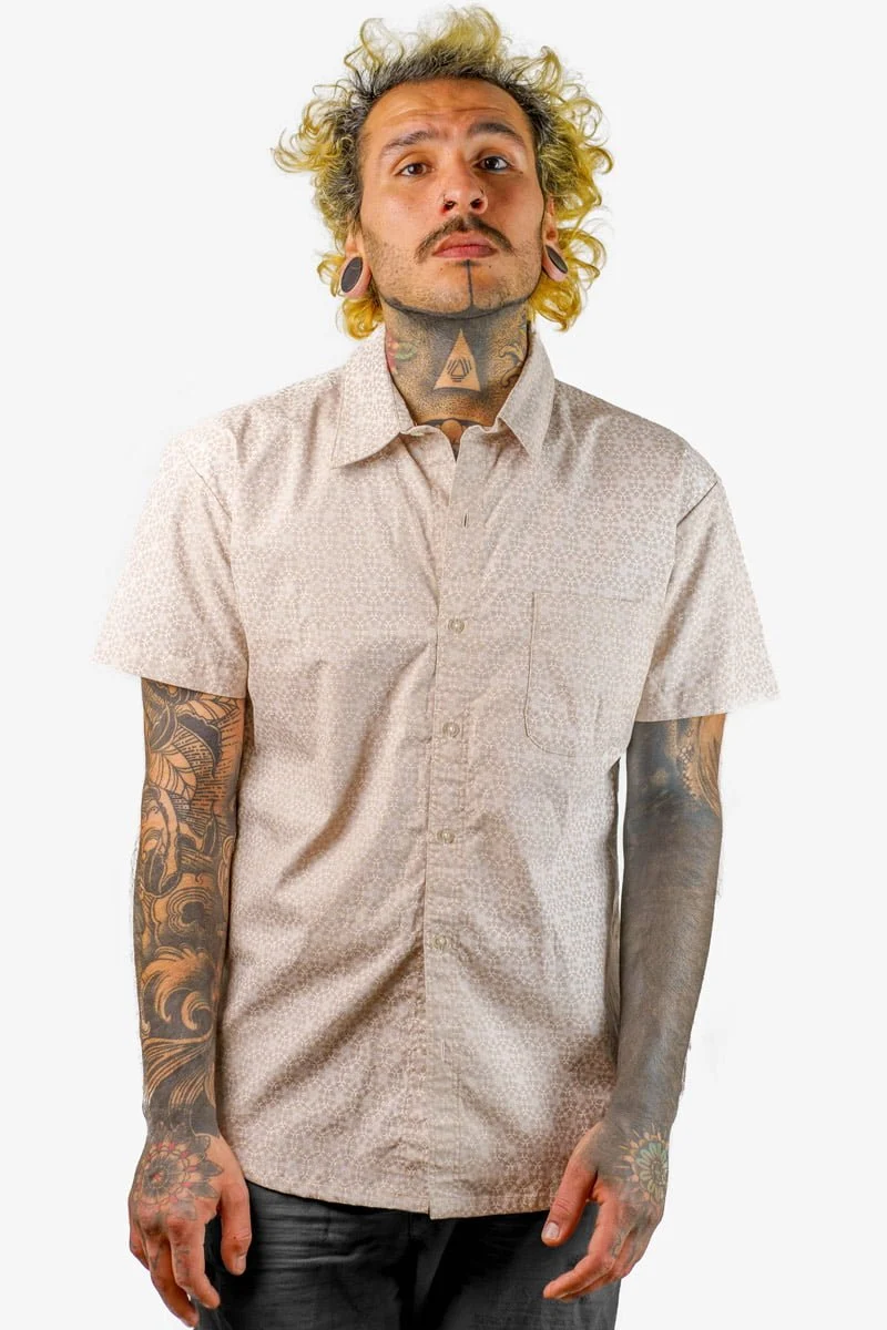 Men’s beige festival shirt with handmade art print – alternative streetwear by Avanyah